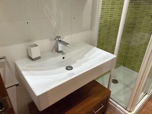 Hair dryer, soap, toilet paper - Cozy townhouse near the sea and mountains (VC)