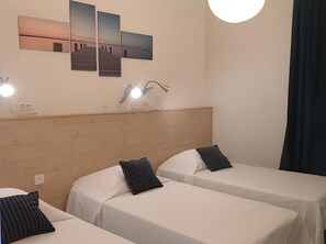Een kluis op de kamer, een strijkplank/strijkijzer, reisbedje