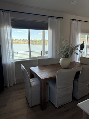 Dining - Moses Lake Vineyard Retreat-Waterfront Escapism (Moses Lake)