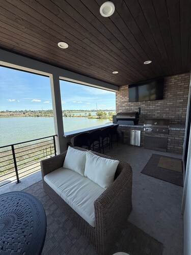 Moses Lake Vineyard Retreat-Waterfront Escapism