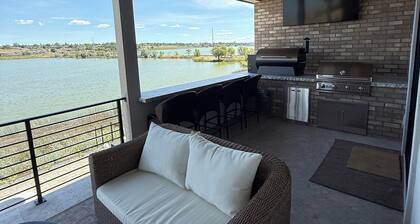 Moses Lake Vineyard Retreat-Waterfront Escapism