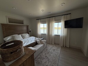 3 bedrooms, WiFi, bed sheets - Moses Lake Vineyard Retreat-Waterfront Escapism (Moses Lake)