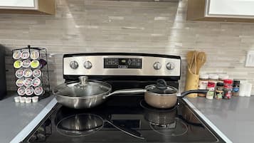 Microondas, horno, parrilla de estufa y lavavajillas