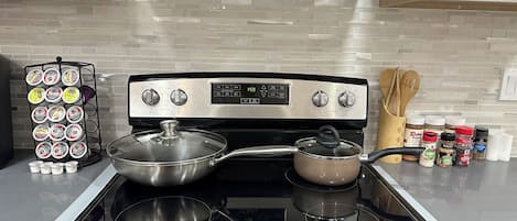 Microondas, horno, parrilla de estufa y lavavajillas