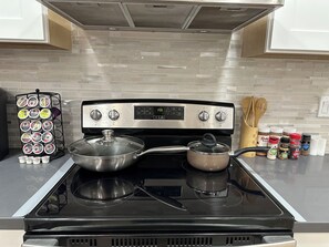 Microwave, oven, stovetop, dishwasher - Charming 2-bedroom house Sleep 6 with WiFi in Ely (Ely)