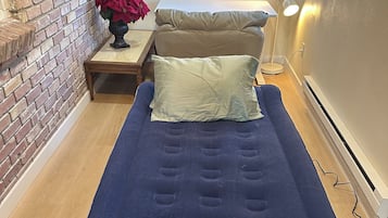 Tabla de planchar con plancha, wifi y ropa de cama