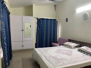 2 slaapkamers, een strijkplank/strijkijzer, beddengoed