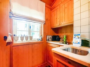 Frigorífico, placa de cocina, cafetera o tetera y tostadora