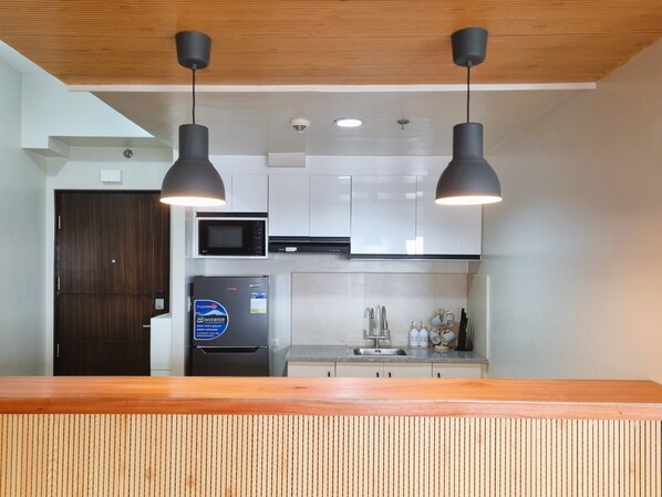 Kühlschrank, Mikrowelle, Kochgeschirr/Geschirr/Besteck, Esstisch