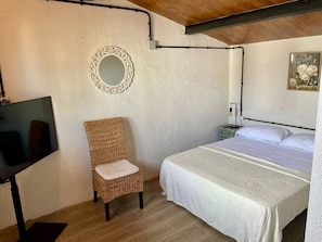 Quarto casal standard, para não fumantes, vista para a montanha | Banheiro | Chuveiro, toalhas de banho, sabonete, shampoo