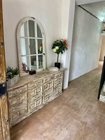 42-英寸LED 电视（配备卫星频道）、书、流媒体服务