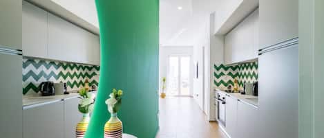Fridge, oven, stovetop, dishwasher