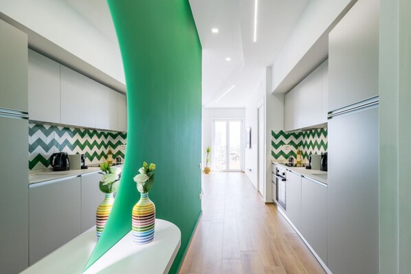 Fridge, oven, stovetop, dishwasher