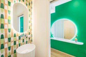 Shower, hair dryer, bidet, towels