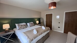 4 slaapkamers, een strijkplank/strijkijzer, gratis wifi, beddengoed