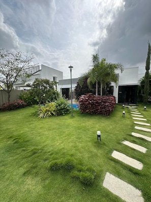 Property grounds - 2-bedroom villa with private pool and garden (Hosur)