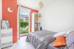 Bügeleisen/Bügelbrett, Reisekinderbett, kostenloses WLAN, Bettwäsche