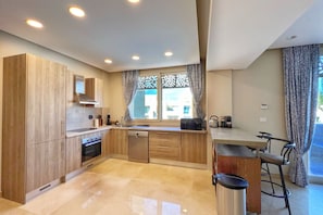 Apartamento básico, vista para o mar | Cozinha privada | Geladeira, micro-ondas, fogão, cooktop