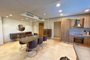 Homestyle 3BR Penthouse | Pool & Beach View (M7-2A-21) | Privat køkken | Køleskab, mikrobølgeovn, ovn, kogeplade