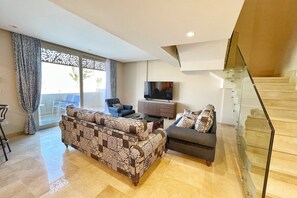 Homestyle 3BR Penthouse | Pool & Beach View (M7-2A-21) | Area soggiorno | Smart TV 55 pollici con canali via cavo