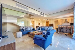 Apartamento básico, vista para o mar | Área de estar | TV