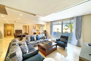 Homestyle 3BR Penthouse | Pool & Beach View (M7-2A-21) | Area soggiorno | Smart TV 55 pollici con canali via cavo