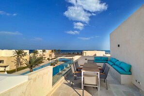 Homestyle 3BR Penthouse | Pool & Beach View (M7-2A-21) | Outdoor dining - Xuru Stays I Homestyle 3BR Penthouse Pool & Beach View (El Gouna)
