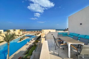 Homestyle 3BR Penthouse | Pool & Beach View (M7-2A-21) | Laug | Útilaug
