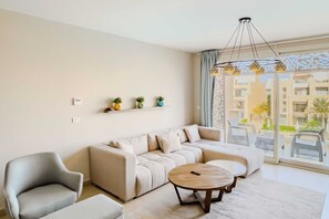 Radiant & Refined 2BDR @ Mangroovy|Free Beach & Pool (M8-2A-22) | Wohnbereich