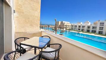 Apartment | Outdoor dining