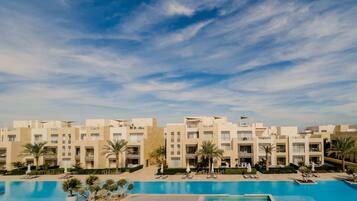 Radiant & Refined 2BDR @ Mangroovy|Free Beach & Pool (M8-2A-22) | Piscine | Piscine extérieure