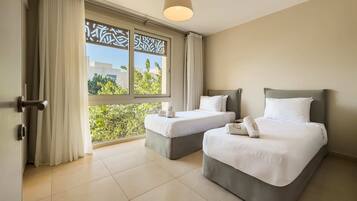 Remarkable & Rare 2BDR @ Mangroovy | Free Pool & Beach (M8-3A-13) | 1 habitación, tabla de planchar con plancha y ropa de cama