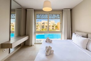 1 habitación, tabla de planchar con plancha y ropa de cama