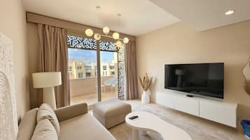 Dazzling 2 BDR w/Rooftop Mangroovy Free Pool Beach (M8-5B-21) | Zona de estar | Una televisión