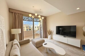 Dazzling 2 BDR w/Rooftop Mangroovy Free Pool Beach (M8-5B-21) | Living area | TV