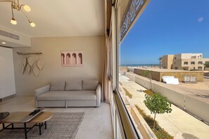 Perky 1 BDR @ Mangroovy | Free Pool & Beach Access (M8-2A-11) | Área de estar | TV