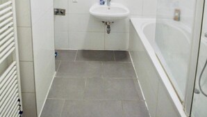 Ein Badezimmer mit Waschbecken, Badewanne und Dusche.