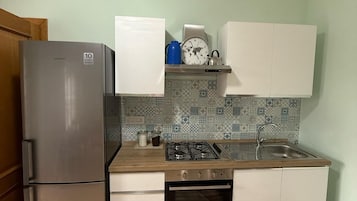 Microondas, horno, parrilla de estufa y cafetera y tetera