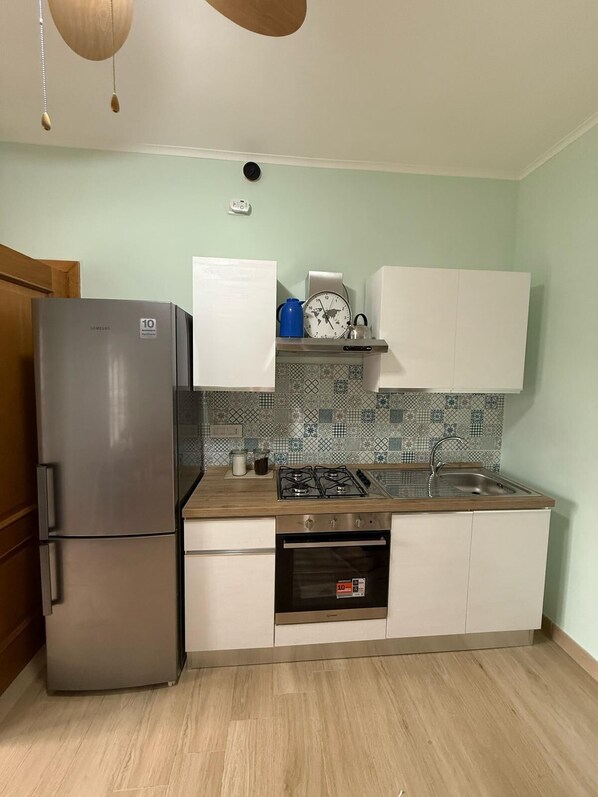 Microwave, oven, stovetop, coffee/tea maker