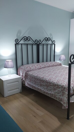 Iron/ironing board, travel cot, bed sheets