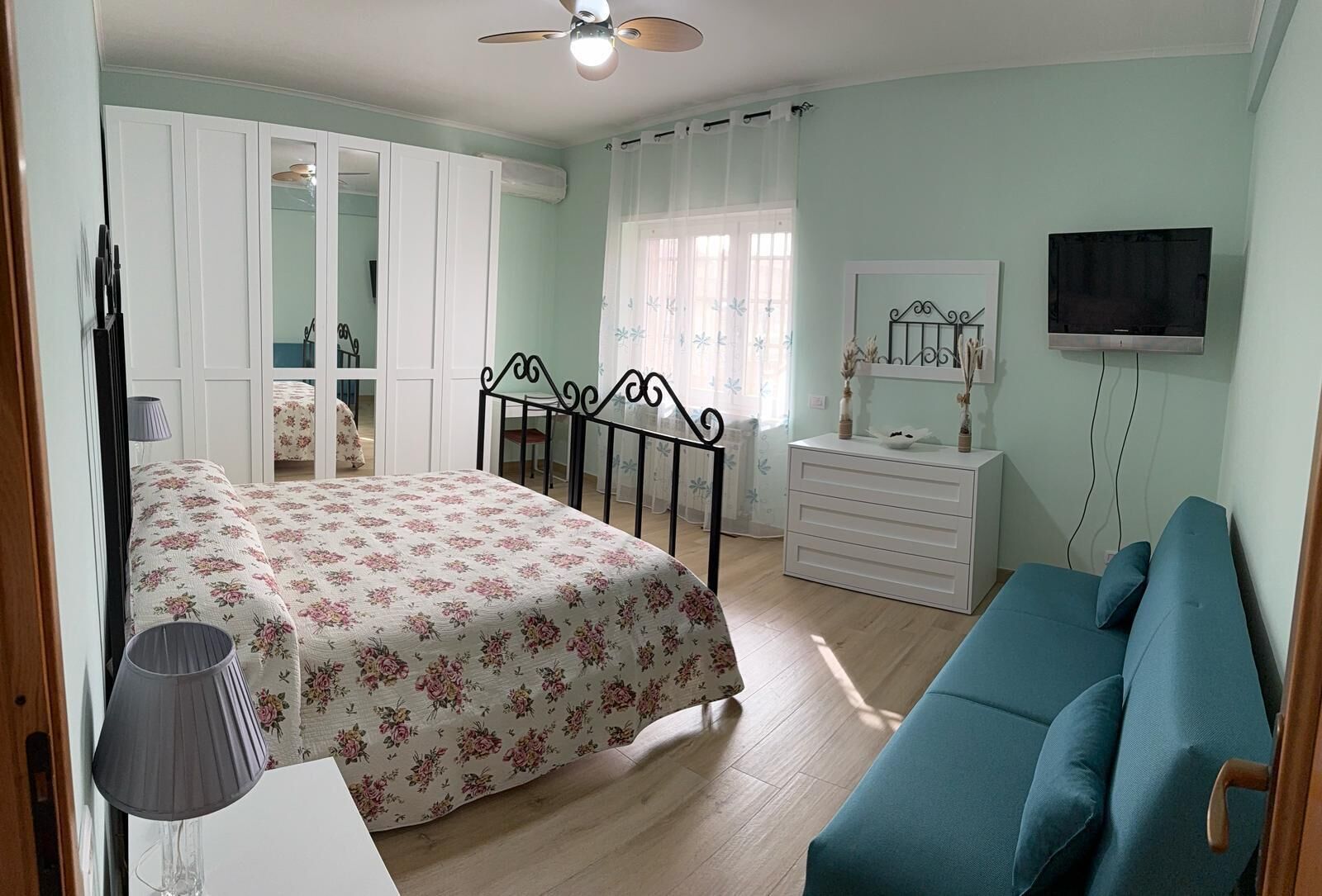 2 habitaciones, tabla de planchar con plancha y cuna de viaje 