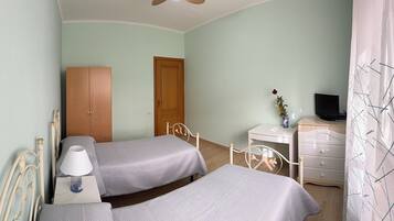 2 chambres, fer et planche Ă repasser, lit parapluie, draps fournis