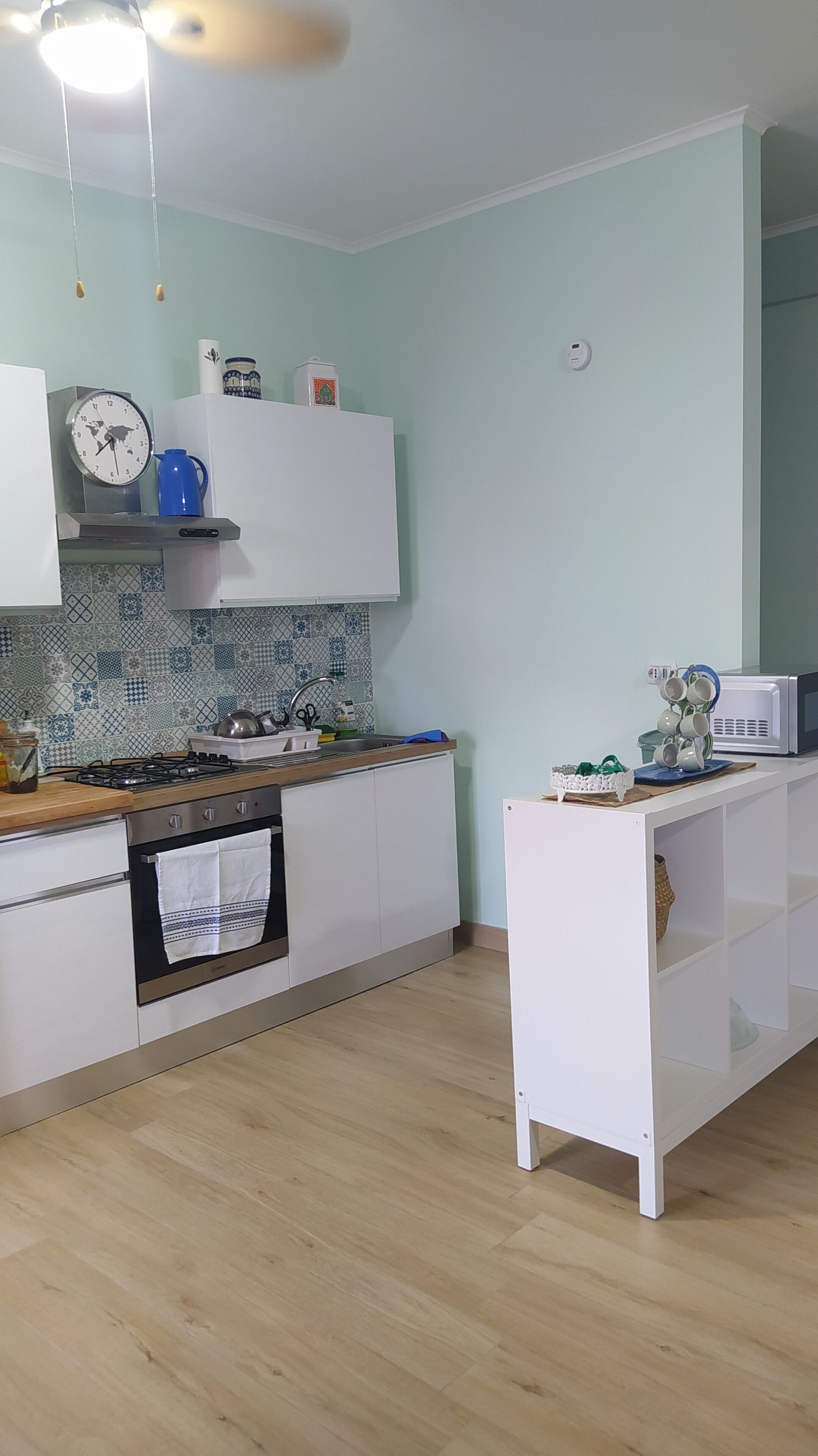 Microondas, horno, parrilla de estufa y cafetera y tetera 