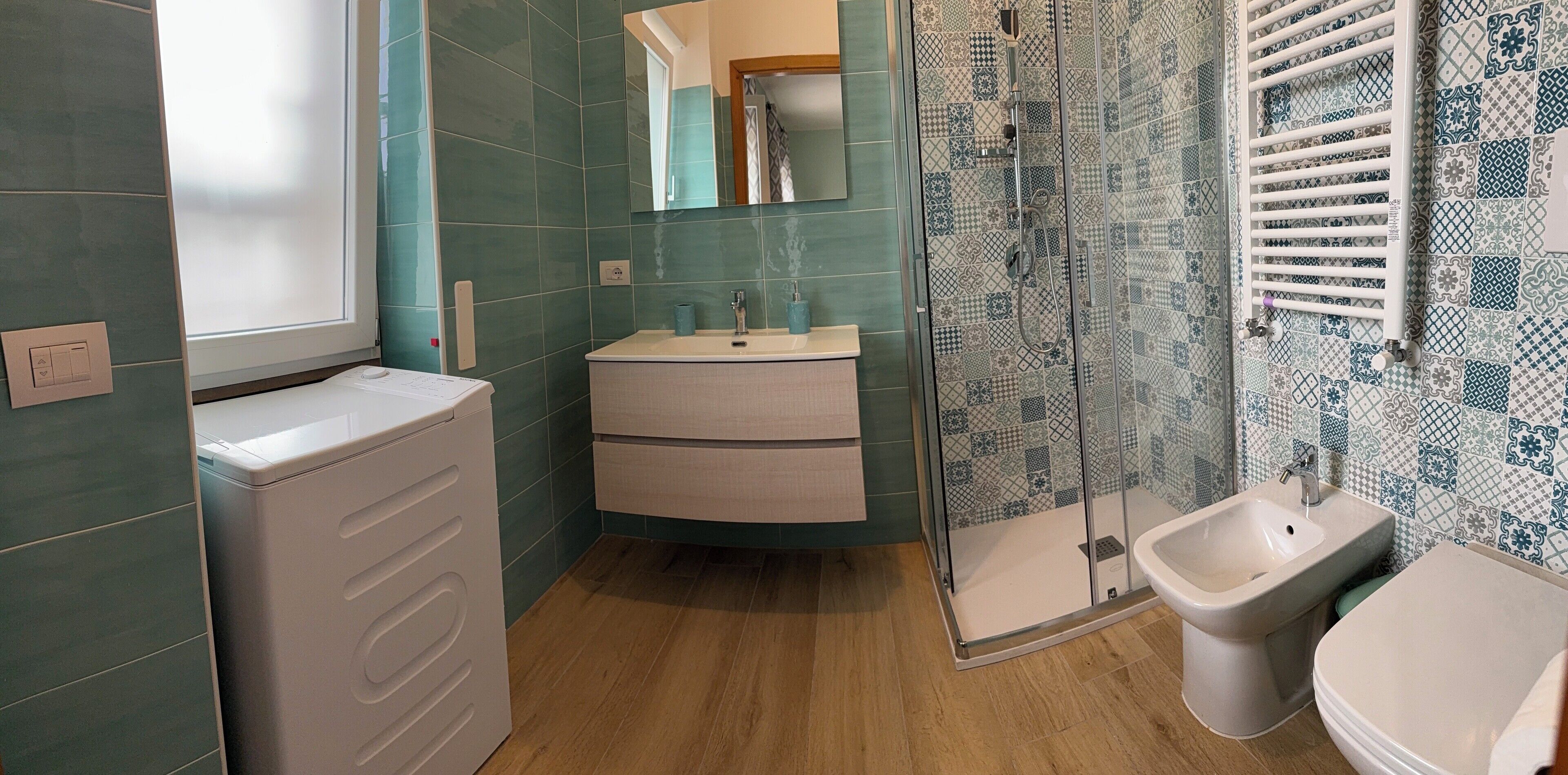 Dusche, Haartrockner, Bidet, Handtücher