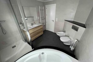 Douche, sèche-cheveux, bidet, serviettes fournies