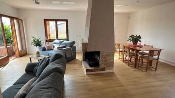 Een televisie en een open haard