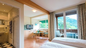 Une chambre d’hôtel comprenant un lit, une salle de bain, un coin repas et une vue sur l’extérieur.