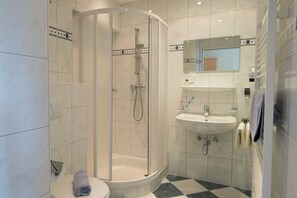 Studio – classic, balkong, fjellutsikt | Bad | Hårføner, håndklær, såpe og sjampo