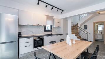 Refrigerador, horno, placa de cocina, cafetera/tetera