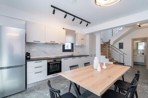 Frigorífico, horno, placa de cocina y cafetera o tetera